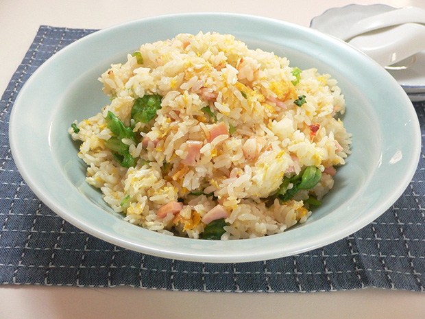 混ぜて炊くだけ!炊飯器でお手軽ヘルシーチャーハン