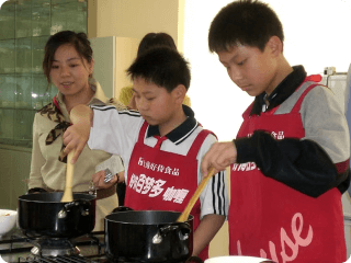 従業員の子女に対するカレー調理体験（上海ハウス食品社）
