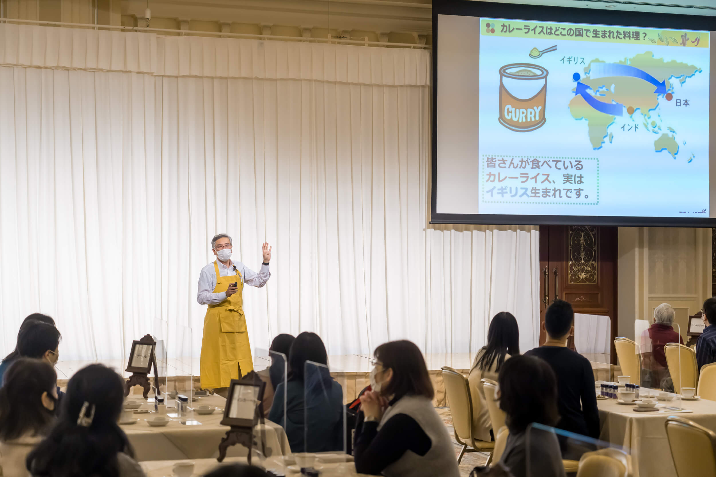 スパイスの歴史などを解説する堀井さん。