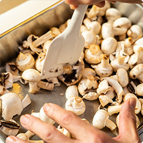 マッシュルームは、ヘラなどで細かく潰しておくと火が通りやすくなります。