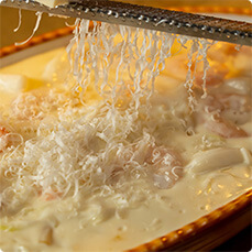 エメンタールチーズなど、削りたてのチーズを使用すれば、より本格的な味わいになります。