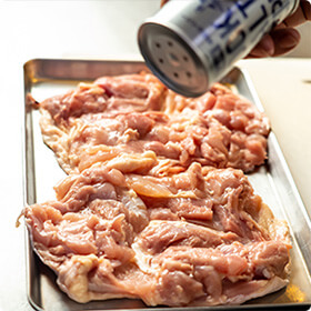 皮目は脂が多いため、スパイスが入り難くなります。スパイスを振るときは、身の方にしっかり振りましょう。