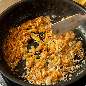 ニンニクは茶色に色づくまでしっかり炒めましょう。