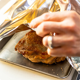 焼いたお肉はアルミホイルで覆います。