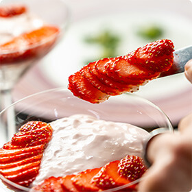 薄くスライスしたイチゴを、器のバランスをみながら綺麗に盛付けていきます。