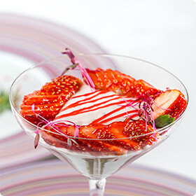 お好きなデコレーションで華やかに。イチゴのヘタは、グラスや器の下に置くと良いアクセントになります。