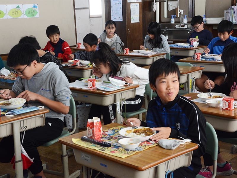 給食の様子の画像
