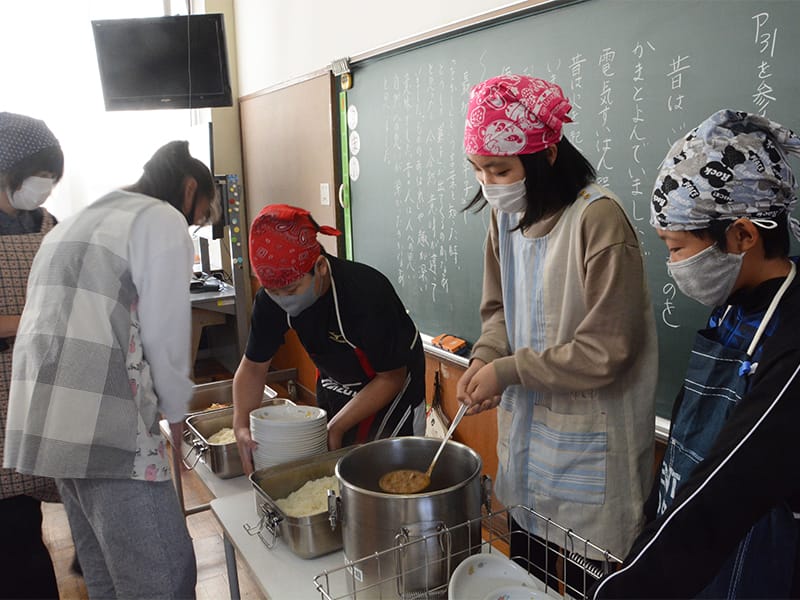 給食の様子の画像