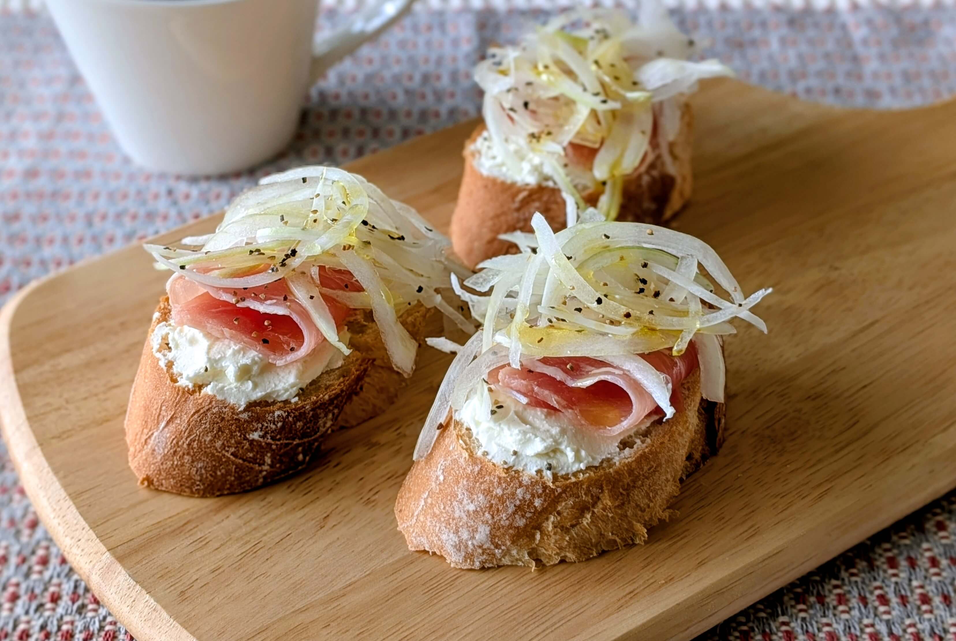 スマイルボールと生ハム、クリームチーズバゲット