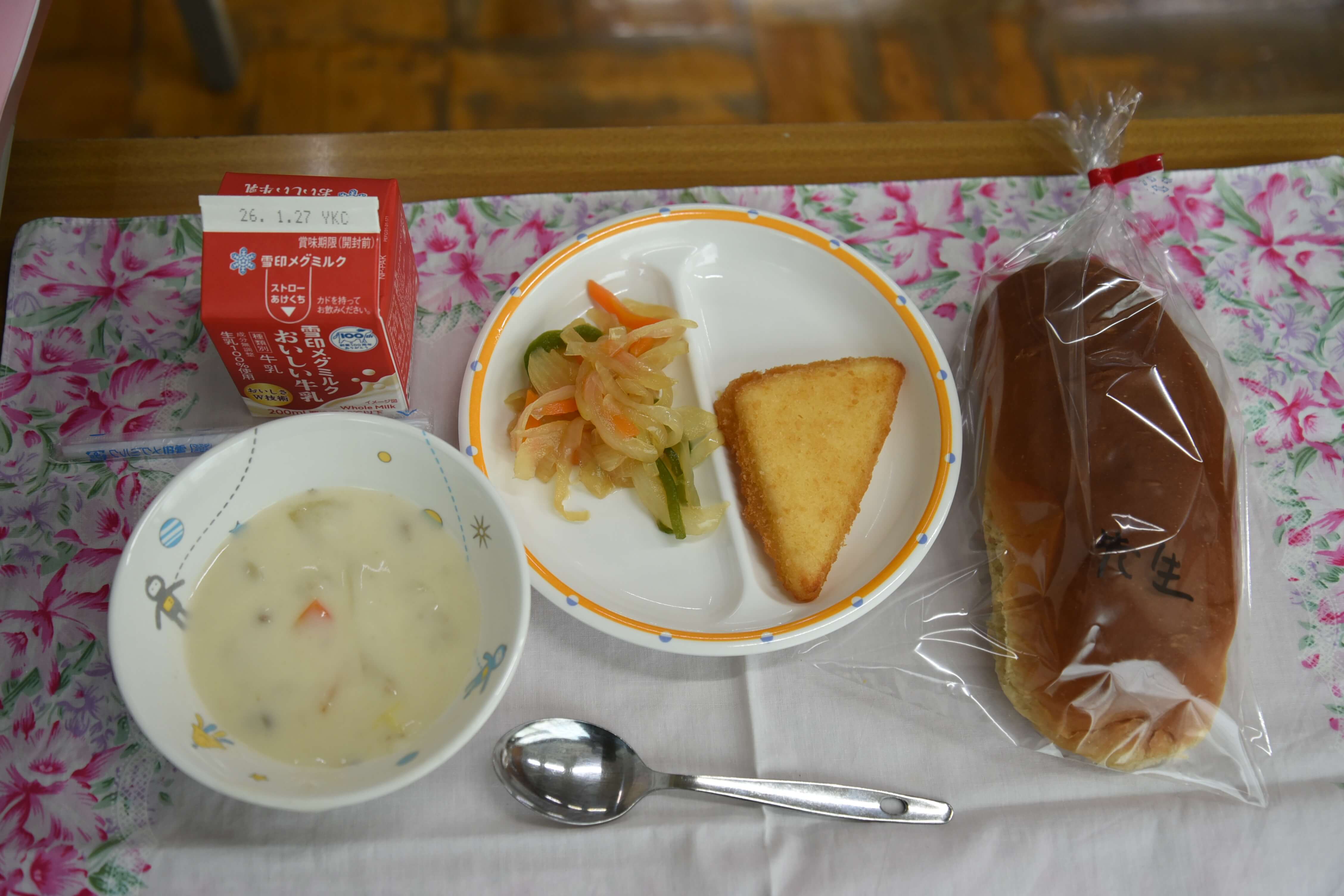 給食では、「栗山産スマイルボールのサラダ」として提供されました。