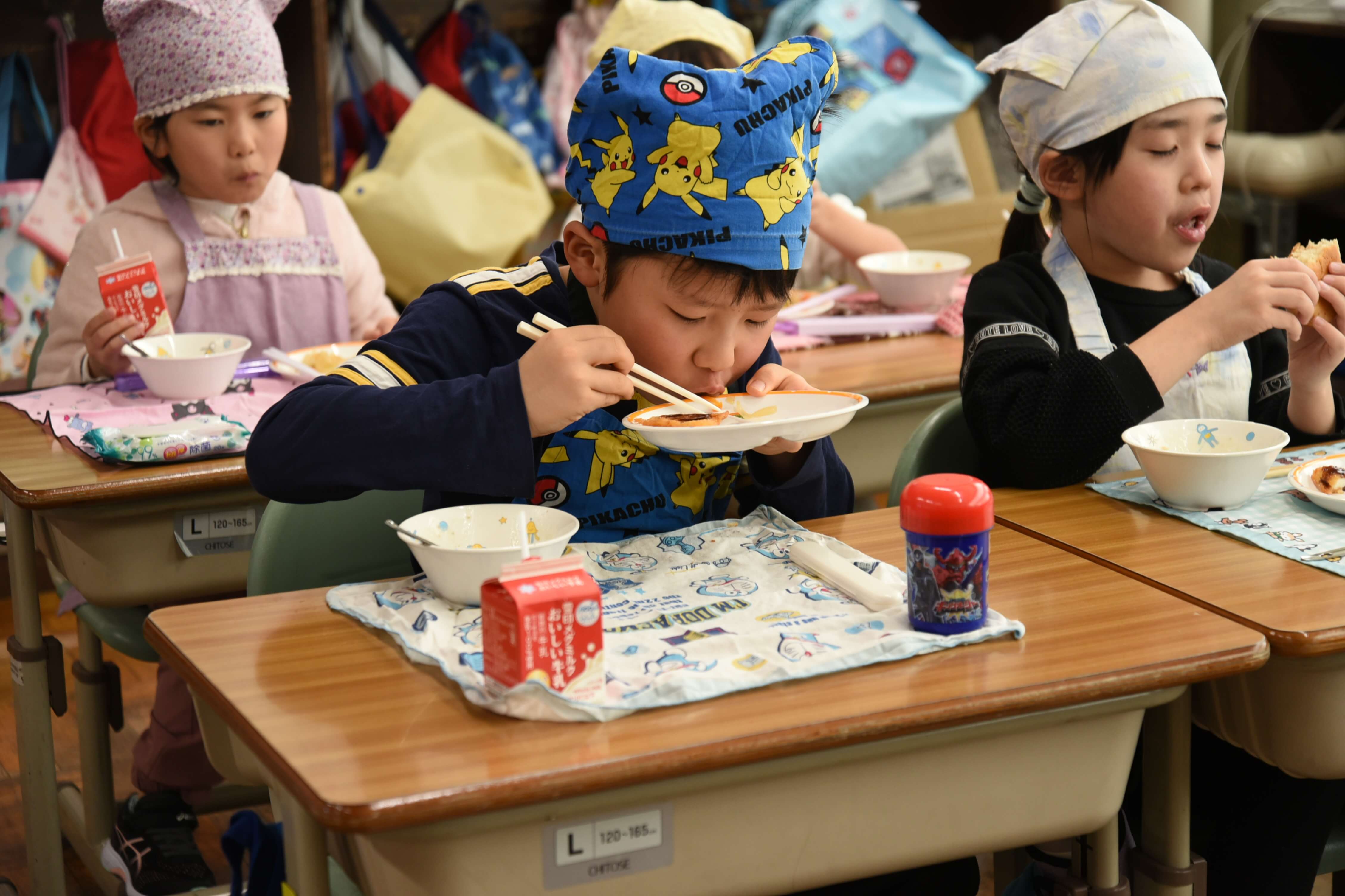 給食では、「栗山産スマイルボールのサラダ」として提供されました。